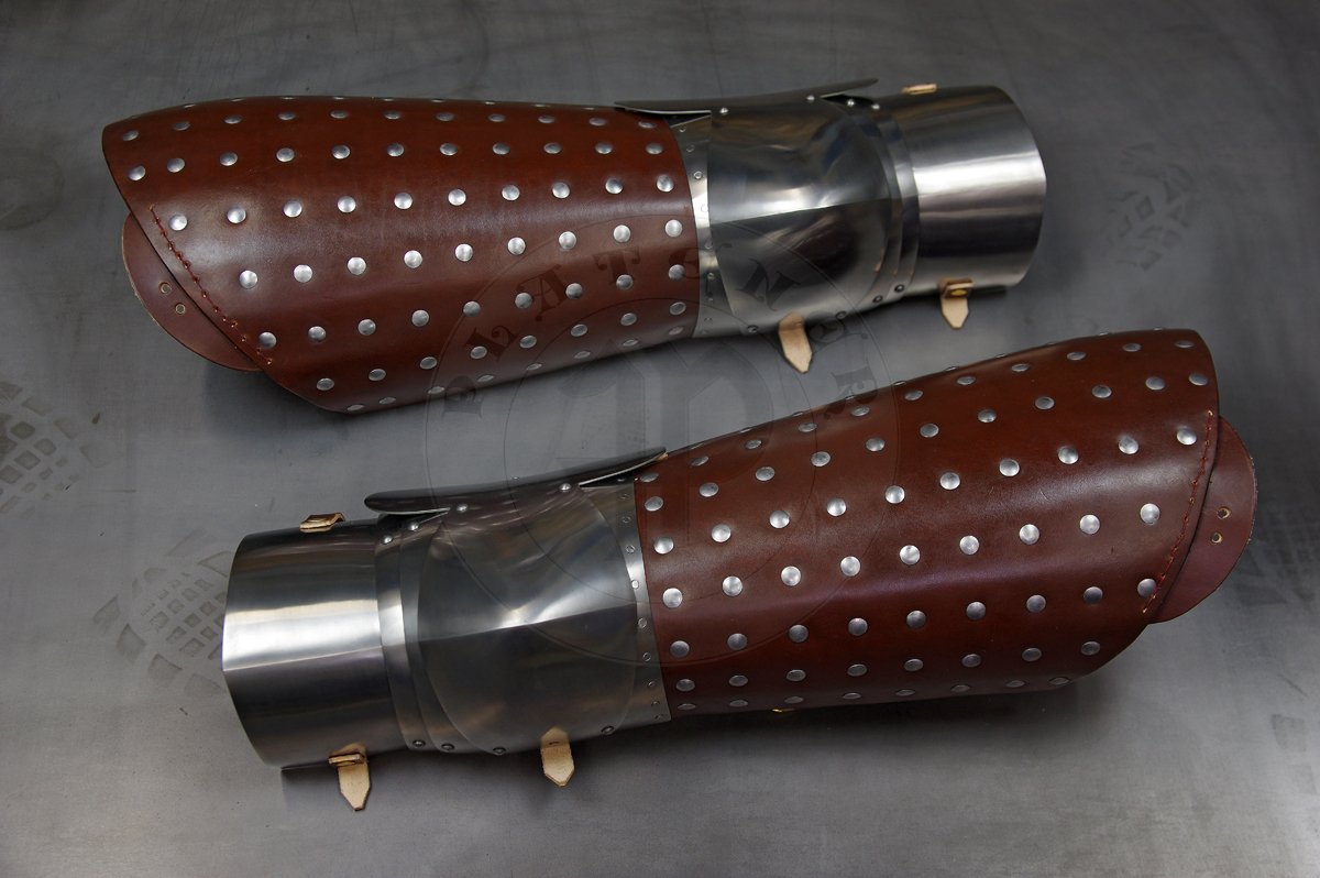Przejciowe osony ng wykonane ze stali redniowglowej oraz utwardzanej woskiem skry, druga poowa XIV wieku./Transitional leg harness made from medium carbon steel and wax boiled leather, second half of XIV c.